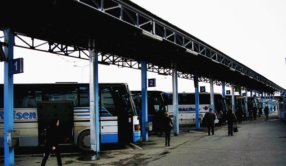 Pas shtrenjtimit të naftës, disa kompani të autobusëve i shtrenjtojnë biletat