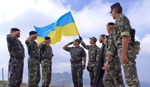 Rreth 300 ushtarë paqeruajtës po kthehen në Ukrainë, 40 nga Kosova