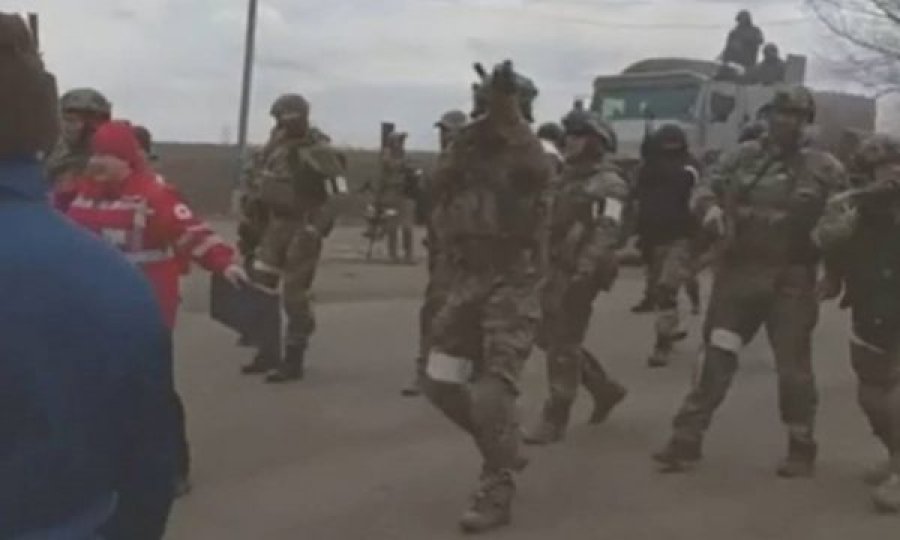 Civilët ukrainas ngriten kundër pushtimit të Khersonit