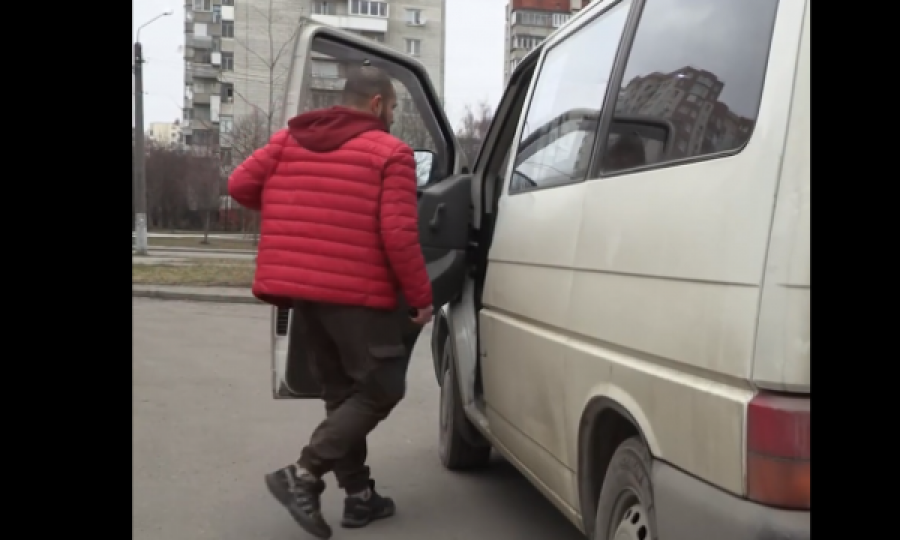 Ukrainasi që po iu ndihmon njerëzve të ikin nga lufta
