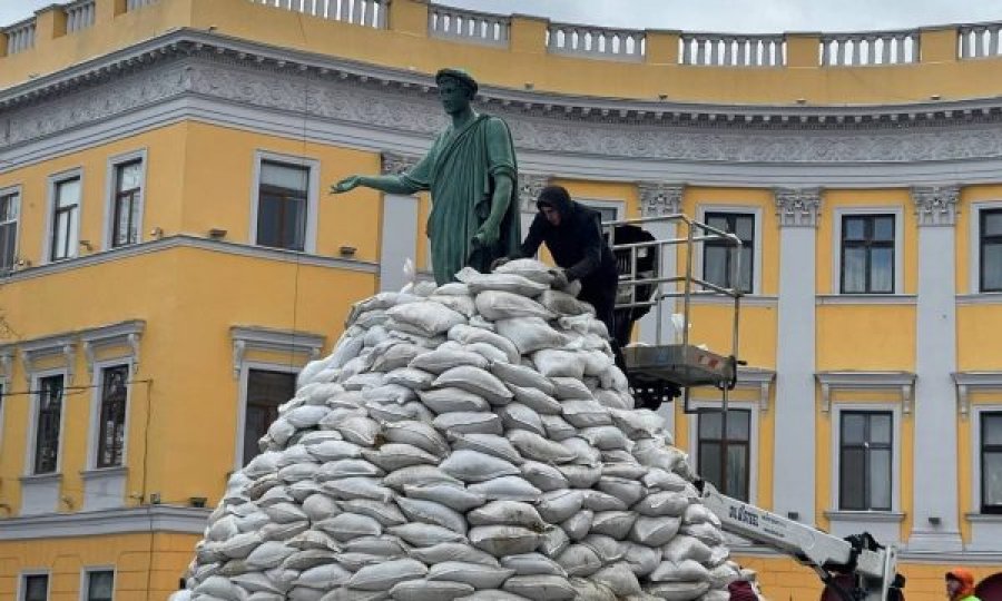 Me thasë rëre, ukrainasit mundohen ta shpëtojnë statujën ikonë të qytetit nga bombat ruse