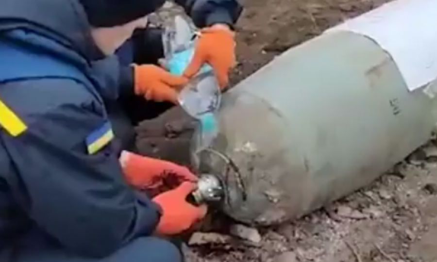 Bomba ruse nuk shpërtheu, forcat ukrainase e çaktivizojnë dhe e publikojnë videon