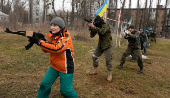 Ukraina me ligj të ri, civilëve ju lejohet vrasja e ushtarëve rusë