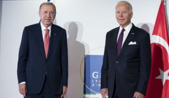 Biden dhe Erdogan diskutojnë për pushtimin rus të Ukrainës