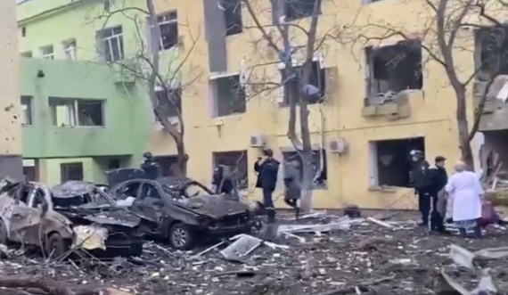 Konfirmohen tre të vdekur nga sulmi rus mbi spitalin e Mariupolit