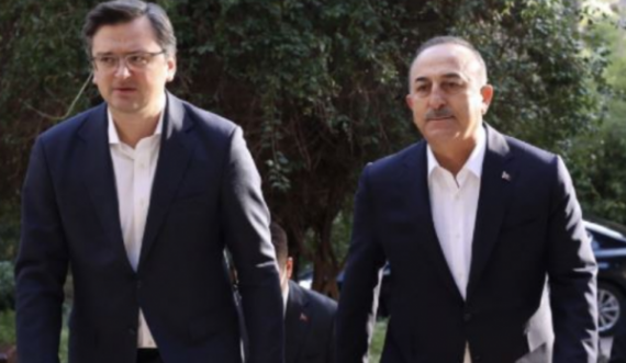 Dalin pamjet, ministri i Jashtëm ukrainas mbërrin në Antalia