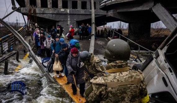 Autoritetet ukrainase thonë se Rusia ka filluar sërish bombardimin e korridorit humanitar në Mariupol