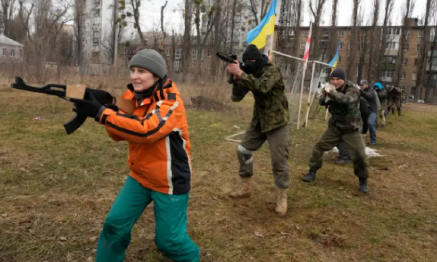 Ukraina me ligj të ri, civilëve ju lejohet vrasja e ushtarëve rusë