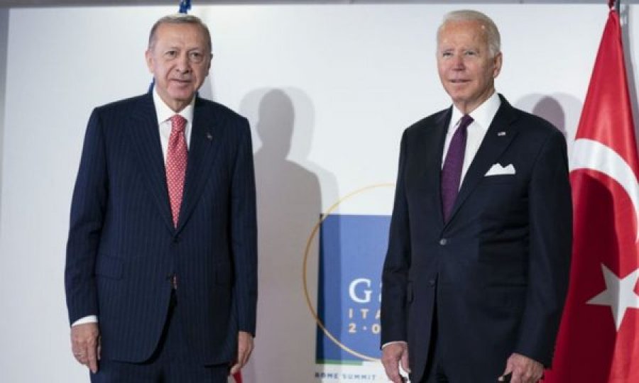 Biden dhe Erdogan diskutojnë për pushtimin rus të Ukrainës