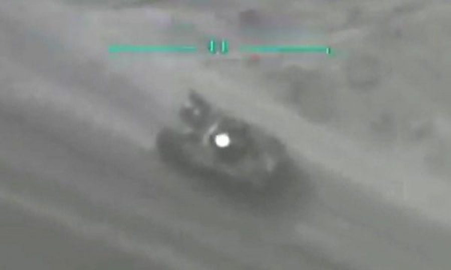 Ukrainasit publikojnë video: Droni Bayraktar shkatërron një automjet të blinduar rus