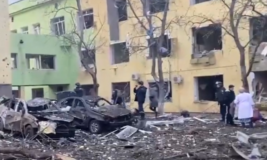 Konfirmohen tre të vdekur nga sulmi rus mbi spitalin e Mariupolit