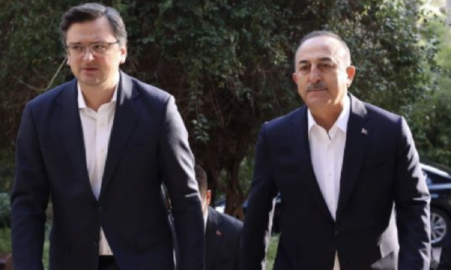 Dalin pamjet, ministri i Jashtëm ukrainas mbërrin në Antalia