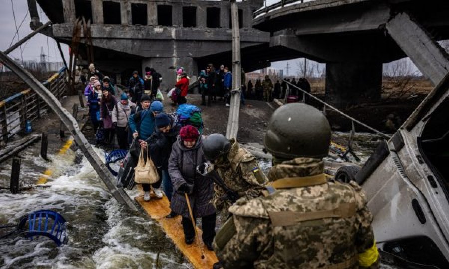 Autoritetet ukrainase thonë se Rusia ka filluar sërish bombardimin e korridorit humanitar në Mariupol