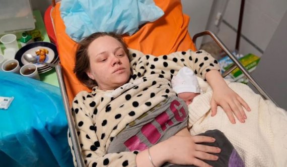 Vjen në jetë vajza e ukrainases që i mbijetoi bombardimeve të maternitetit në Mariupol