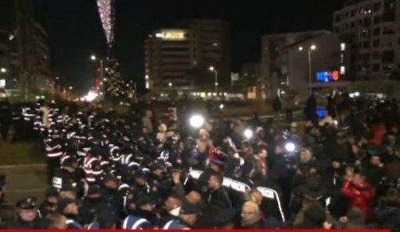 Përplasje mes policisë dhe protestuesve në Tiranë