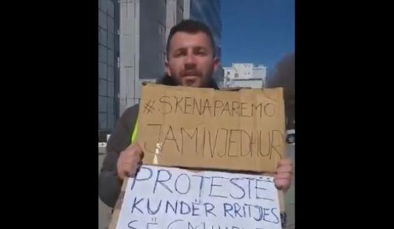 Flet i riu që protestoi i vetëm para Qeverisë kundër rritjes së çmimeve