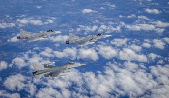 Aeroplanët luftarakë në qiell, “Mesazhi” i NATO-së pasi Rusia kërcënoi Suedinë