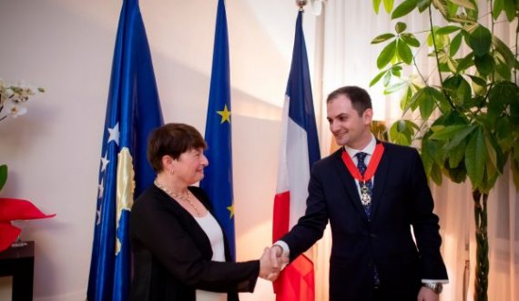 Franca e nderon ish-ambasadorin Gashi me urdhrin Komandantit të Legjionit të Nderit