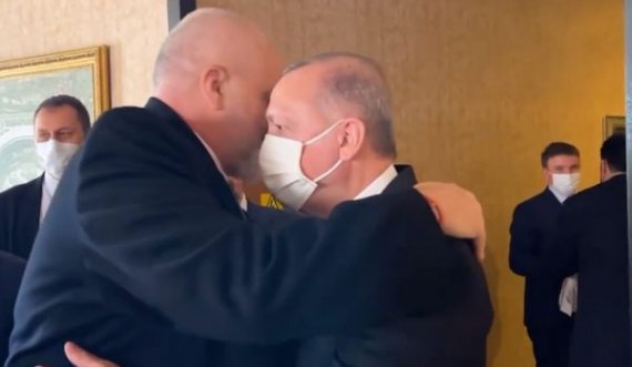 Rama në forumin diplomatik të Antalias përqafohet me Erdoganin