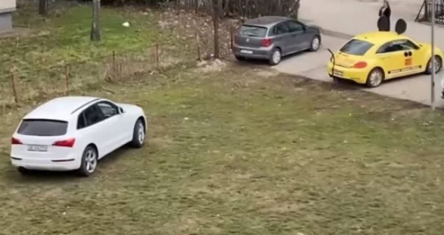 Si në bahçe të babës: Shoferi përdor hapësirën e gjelbërt për të parkuar në Prishtinë 