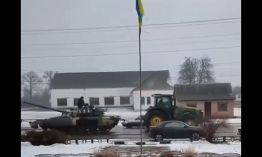 Del një video tjetër ku traktori tërheq tankun rus në Ukrainë