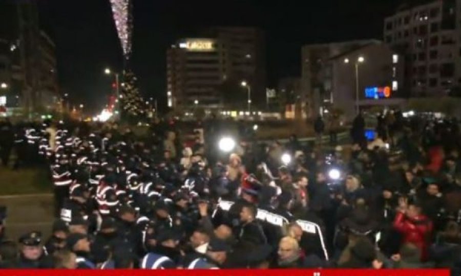 Përplasje mes policisë dhe protestuesve në Tiranë