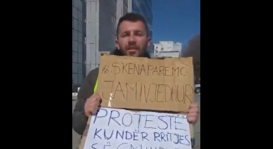 Flet i riu që protestoi i vetëm para Qeverisë kundër rritjes së çmimeve
