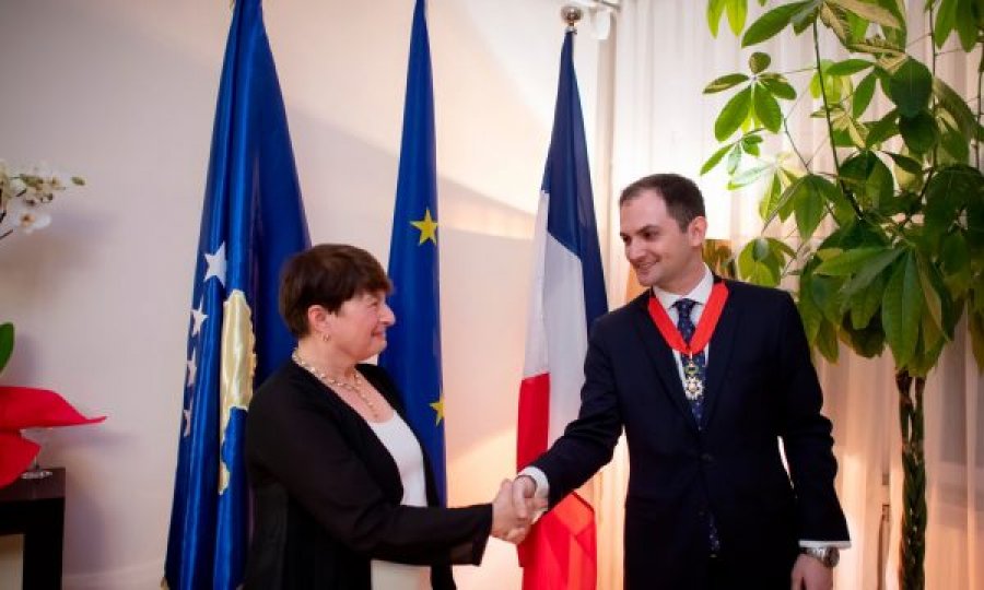 Franca e nderon ish-ambasadorin Gashi me urdhrin Komandantit të Legjionit të Nderit