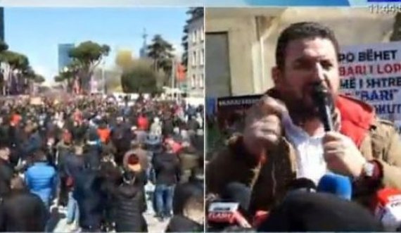  Protesta para zyrës së Edi Ramës, fermeri: Fëmijët tanë të pijnë qumështin tonë, jo të serbit 