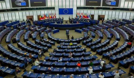  Eurodeputetët letër Komisionit Evropian: Ngrini negociatat dhe ndërprisni ndihmat për Serbinë 