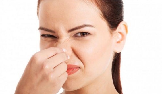 Ndieni një erë të pakëndshme nga hunda: Simptoma e 'neveritshme' tregon katër probleme shëndetësore 