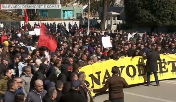 Shqiptarët bashkë kundër shtrenjtimit të çmimeve, mijëra qytetarë përballë Kryeministrisë 