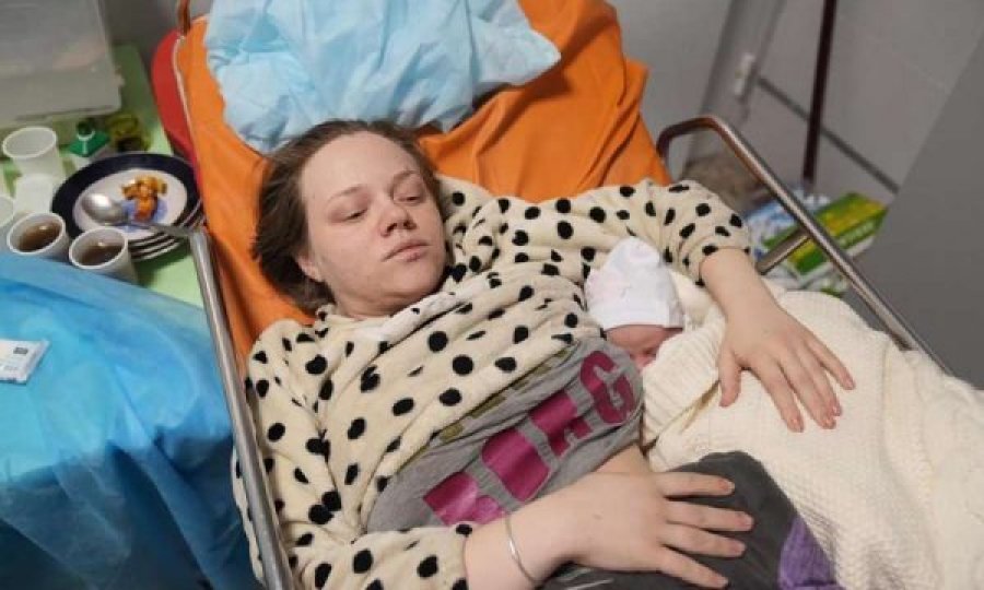 Gruaja shtatzënë që i shpëtoi shpërthimit të maternitetit në Mariupol, sjell në jetë një vajzë 