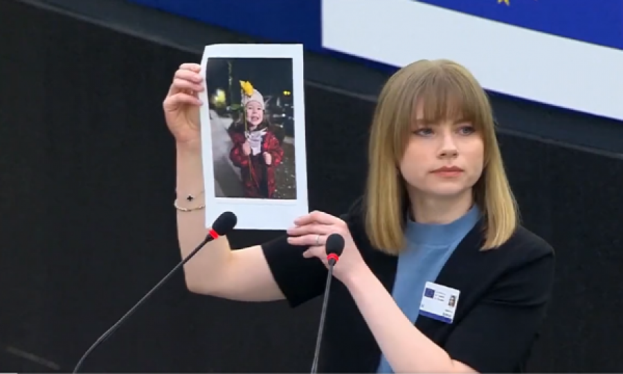  Refugjatja nga Ukraina para syve të botës jep një mesazh të fuqishëm me fotografinë e vajzës 