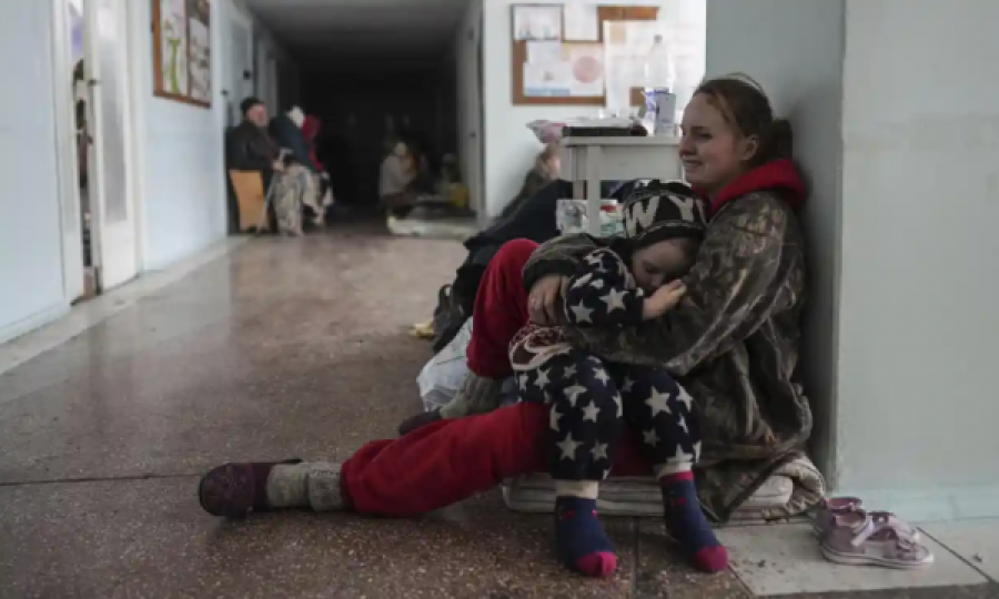  Foto prekëse nga Ukraina, nëna përqafon në spital fëmijën e vetëm që i shpëtoi nga sulmi në Mariupol 