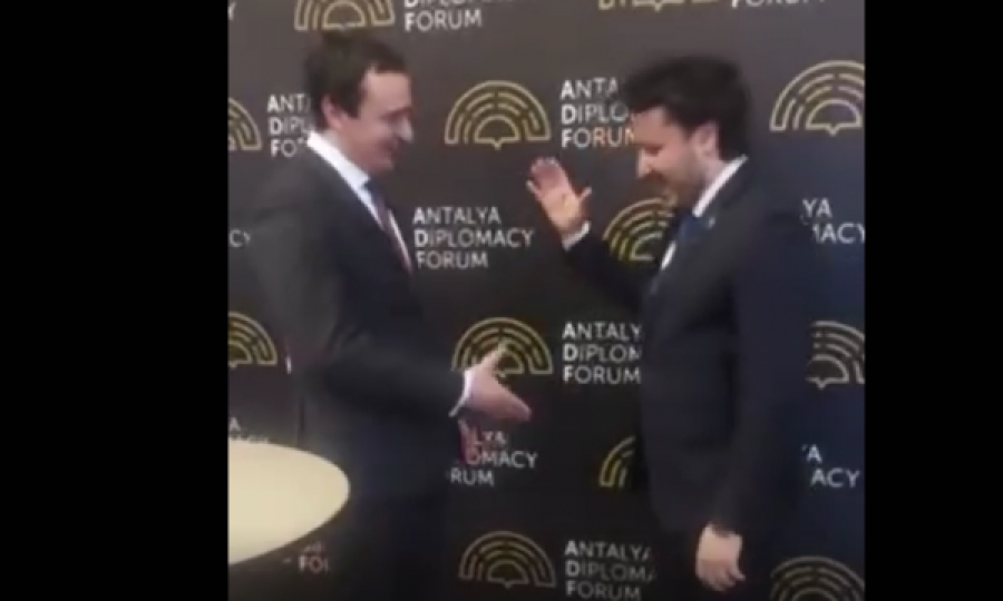 Kurti e Abazoviq flasin plotë disponim në Antali, i “cakin” duart fort me njëri -tjetrin