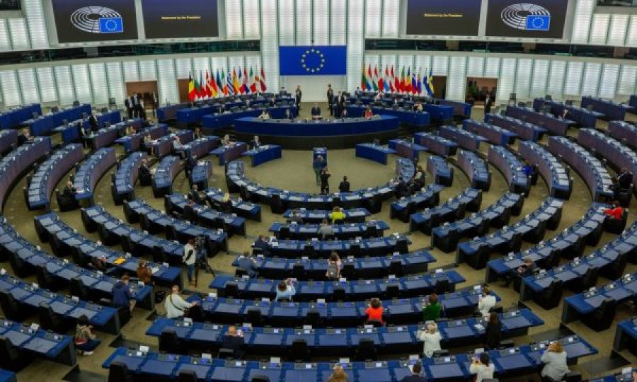  Eurodeputetët letër Komisionit Evropian: Ngrini negociatat dhe ndërprisni ndihmat për Serbinë 