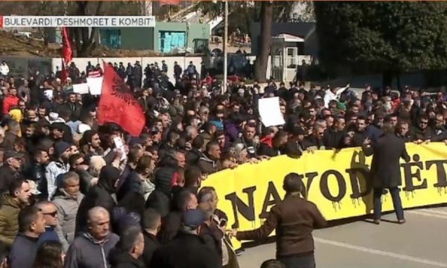 Shqiptarët bashkë kundër shtrenjtimit të çmimeve, mijëra qytetarë përballë Kryeministrisë 
