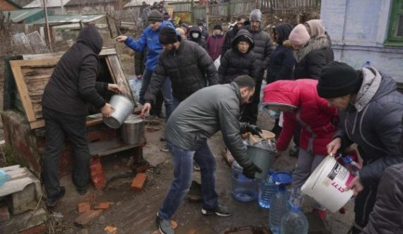 Rreth 200 civilë të bllokuar në fabrikën e çelikut në Mariupol