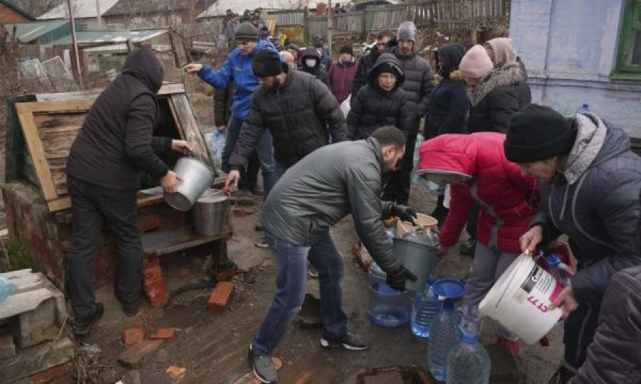 Rreth 200 civilë të bllokuar në fabrikën e çelikut në Mariupol