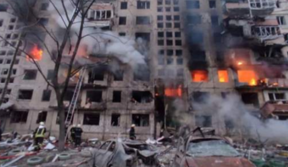 Ukrainasit ngjiten në ndërtesën e shkatërruar për të mbledhur gjërat e tyre pas sulmit në Kiev