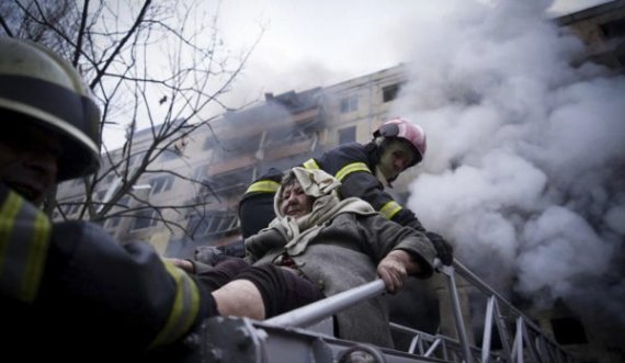 Një i vrarë dhe gjashtë të plagosur nga bombardimet që goditën një ndërtesë banimi në Kyiv