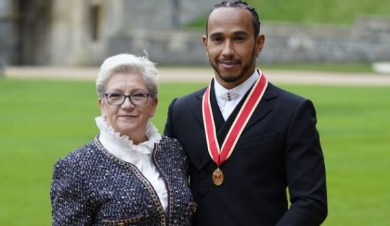 Befason Hamilton, vendos për ndryshimin e mbiemrit