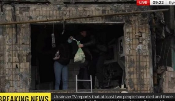 Gazetarja e Sky News: Kështu po rezistojnë ukrainasit, u ngjitën në ndërtesë pas bombardimit