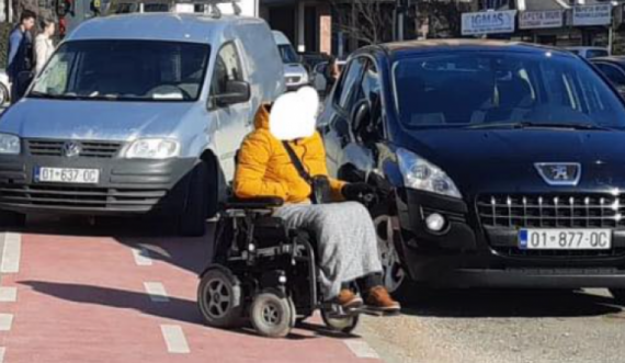 Personave me karrocë në Prishtinë po u vështirësohet jeta, qe një shembull