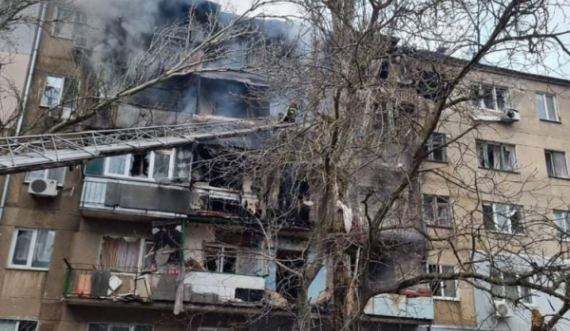 Forcat ruse bombardojnë një fshat në Mykolaiv, 2 të vrarë dhe 10 të plagosur