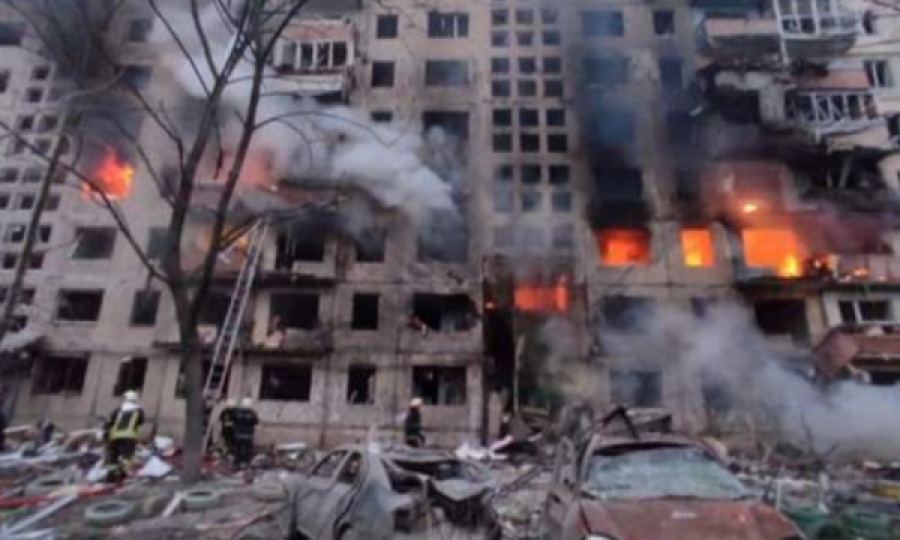 Ukrainasit ngjiten në ndërtesën e shkatërruar për të mbledhur gjërat e tyre pas sulmit në Kiev
