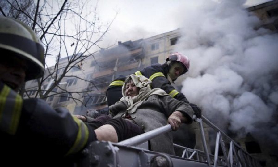 Një i vrarë dhe gjashtë të plagosur nga bombardimet që goditën një ndërtesë banimi në Kyiv