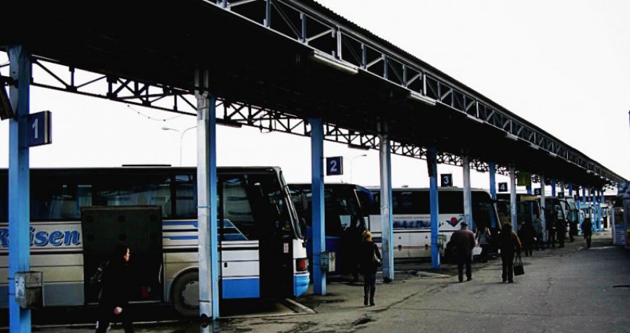 Bllokohet një pjesë e rrugës në Stacionin e Autobusëve