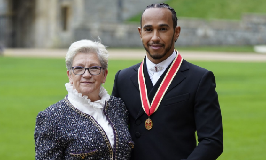 Befason Hamilton, vendos për ndryshimin e mbiemrit